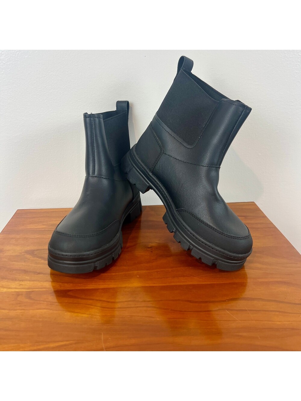 UGG Ashton Black Chelsea Boots Kids 4 Women’s 5.5 Leather Lug Sole NWOB